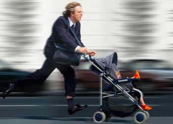 Berufstätiger Mann mit Kinderwagen im Stress / A stressed out employed man with a buggy.